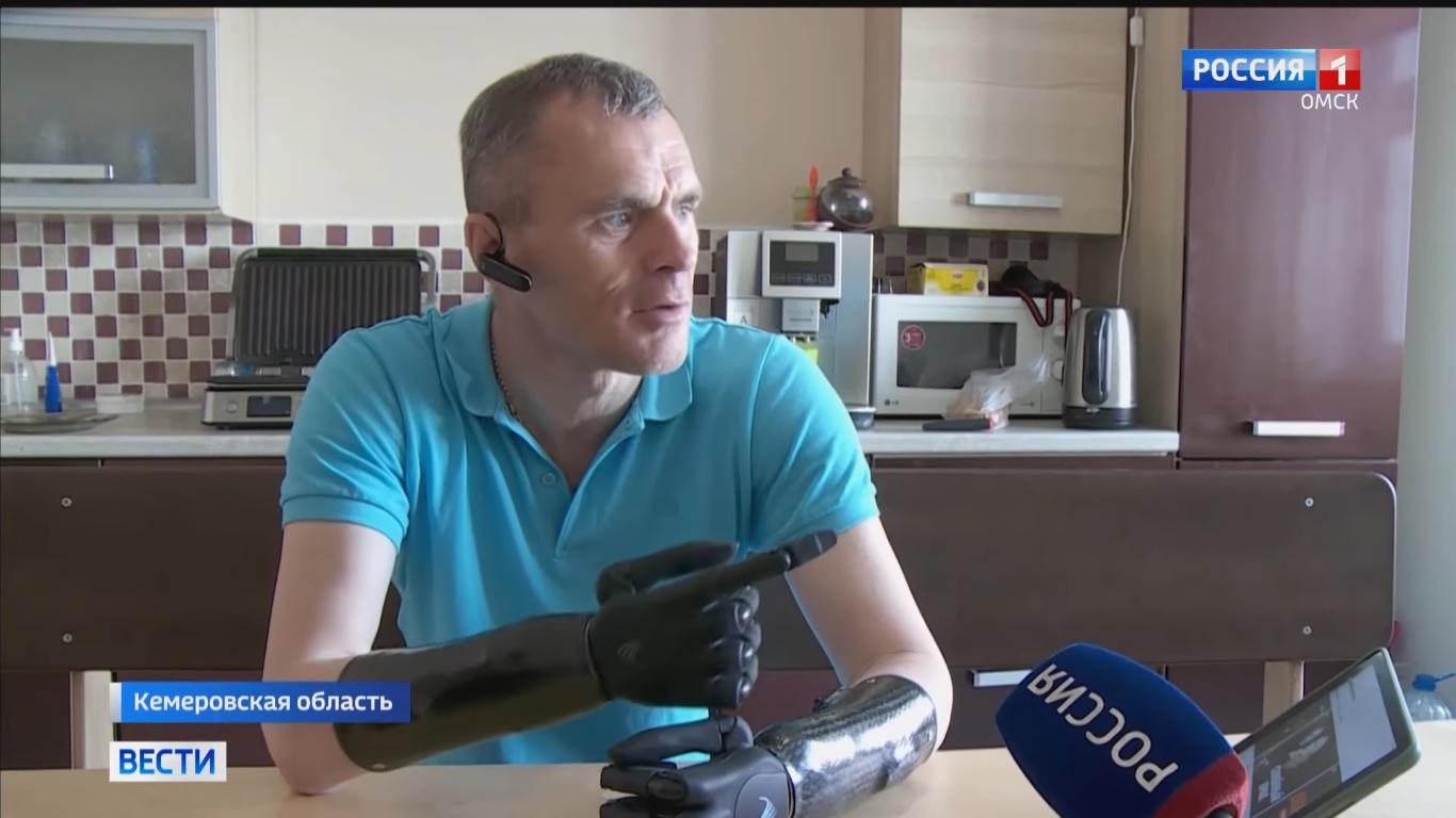 Спустя 22 года бионические протезы VINCENTevolution4 помогли ему взять в руки кружку и фотоаппарат
